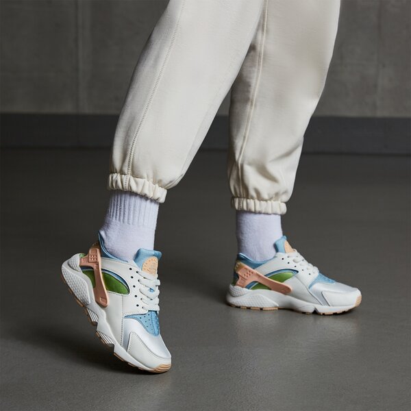 <strong>nike air huarache se</strong> <span>adidași multicolor dq0117 100</span> culoare Multicolor (DQ0117-100) - Femei, Încălțăminte, Pantofi sport